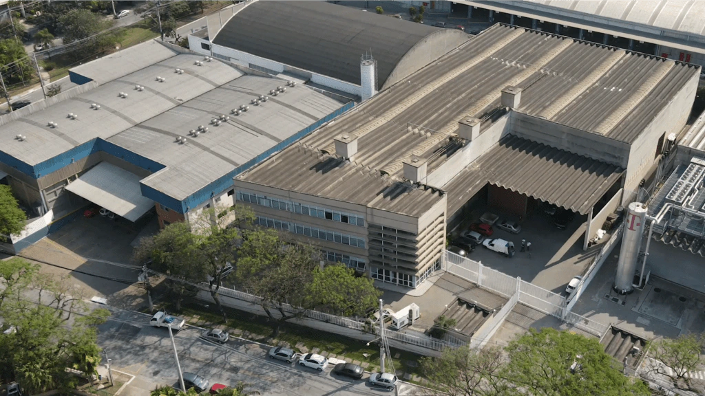 Vista aérea do complexo de galpões e do prédio administrativo da reserva técnica