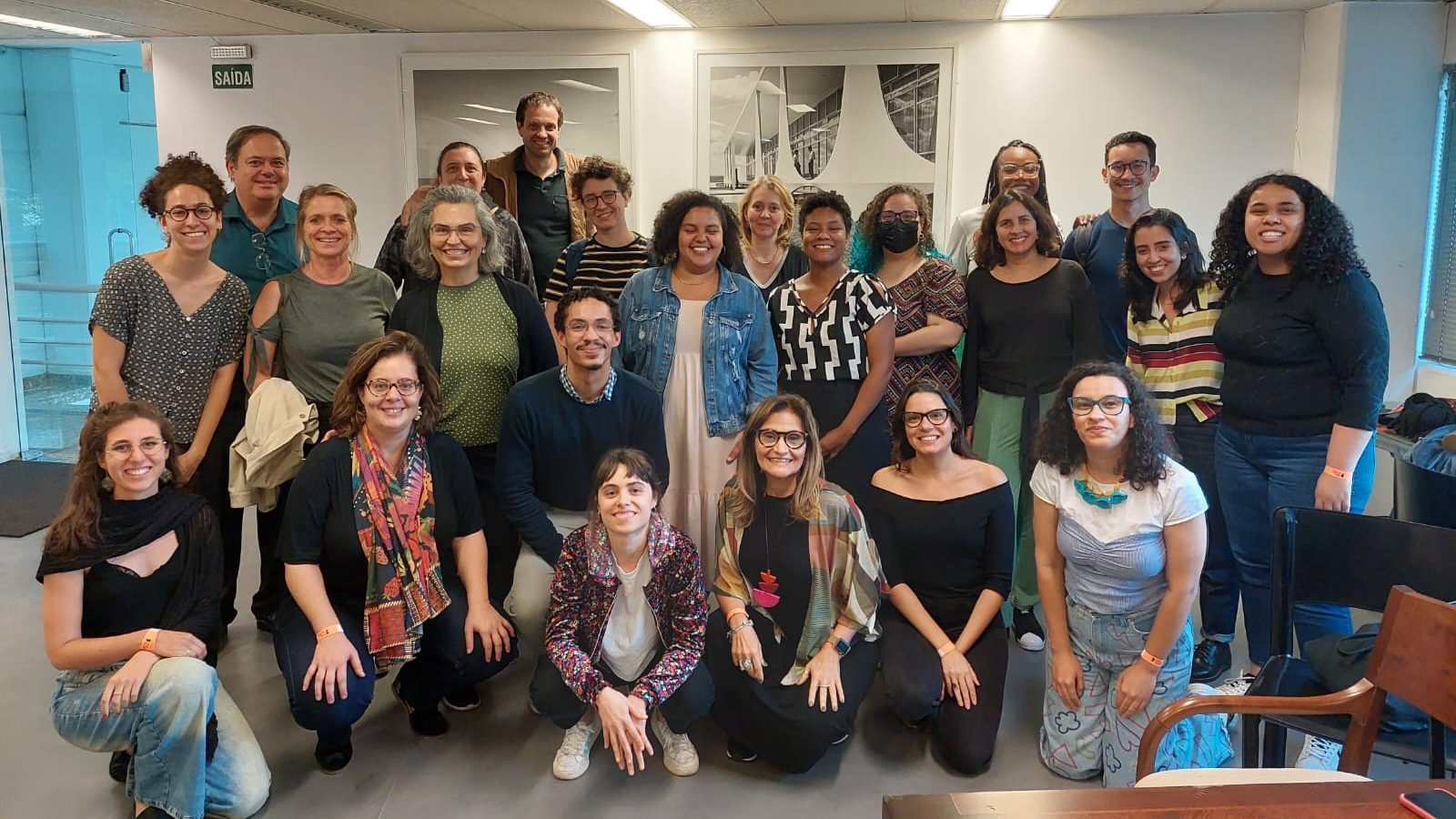 Turma do MBA reunida para foto de grupo em uma sala, ao fim da visita técnica