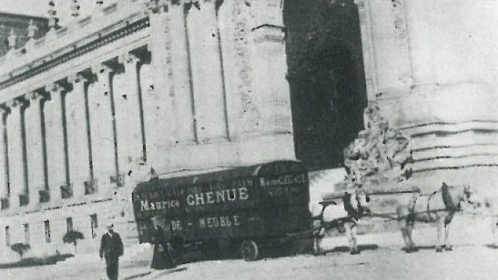 Fotografia de arquivo em preto e branco: carroça de mudanças da Maurice Chenue puxada por cavalos diante de um edifício de colunas em Paris