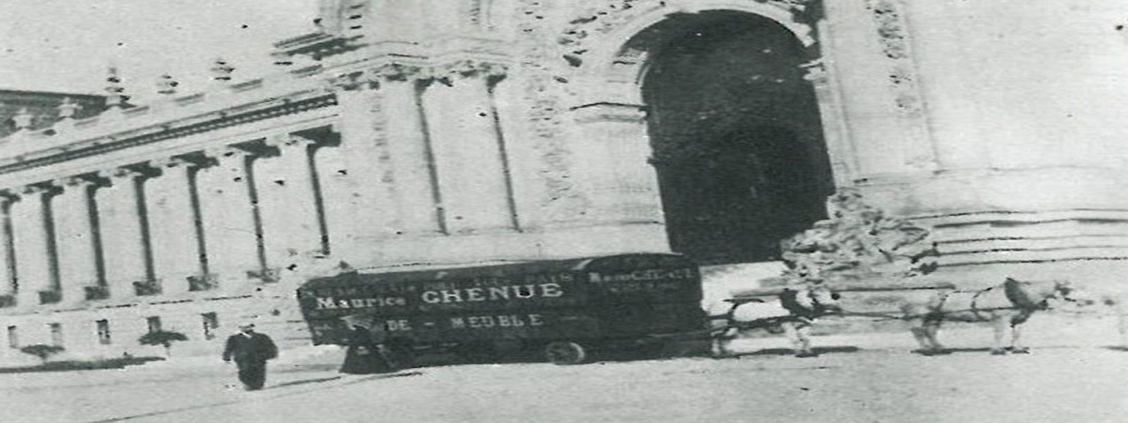 Archive photograph: a horse-drawn Maurice Chenue removals wagon in front of a monumental Paris building, around 1900