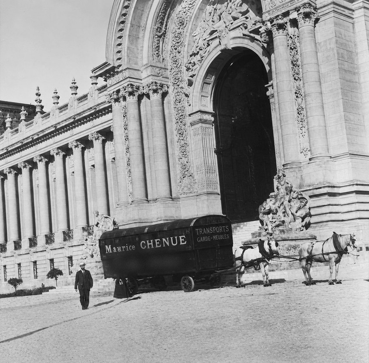 Fotografia de arquivo: carroça de mudanças da Maurice Chenue puxada por cavalos diante de um edifício monumental em Paris, por volta de 1900